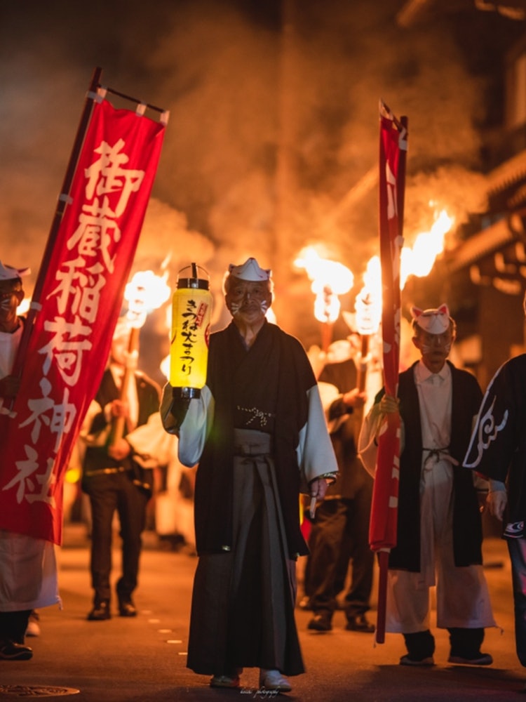 [画像1]飛騨市に伝わる伝統行事。きつね火祭り。きつねの行列が街をゆく。