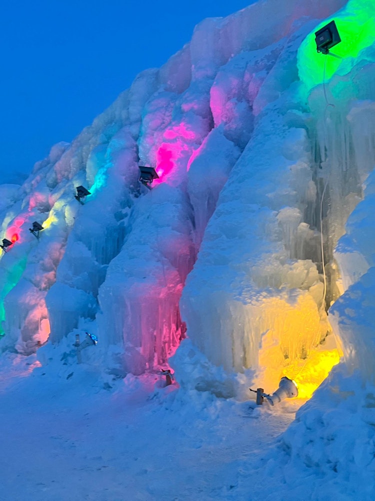 [이미지1]시코쓰 호수 얼음 축제는 매우 인기 있는 관광 명소입니다.  매년 2월에 개최되는 이 축제. 불행히도 예상치 못한 따뜻한 날씨로 인해 축제 시간 낭비는 2 월 29 일이 아닌 2 