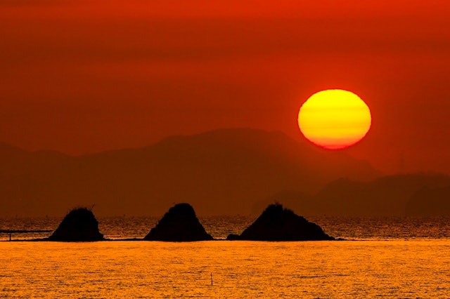 [画像1]岡山県浅口市寄島町の青佐鼻海岸から三郎島の日の出を撮影。冬の瀬戸内海はドラマチック。‼️