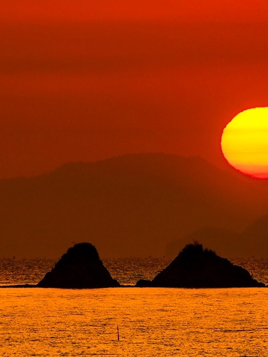 [Image1]Photographed the sunrise on Saburo Island from the Aosahana Beach in Yorishima Town, Asaguchi City, 