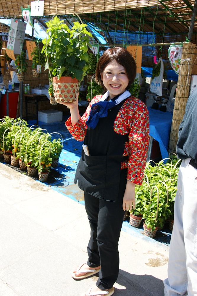 [Image1]I took this photo at the Hozuki Market of Asakusa Sensoji Temple. The smile of the woman selling was