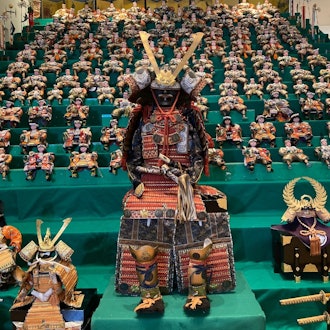 [画像1]世界の民俗人形館では『五月人形 菖蒲の節句』の展示が始まりました。5月5日の「端午の節句」のお祝いとして飾られることの多い、兜飾や鎧飾、大将飾といった五月人形。 日本の文化として古くから大切にされてい
