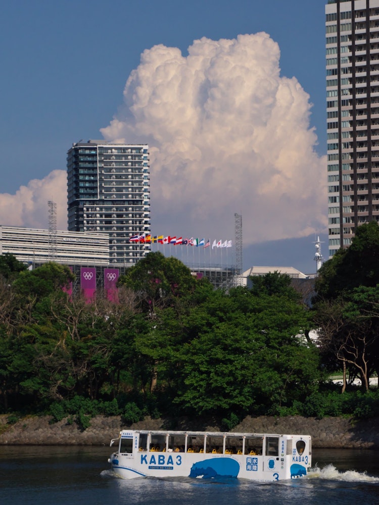 [Image1]In the summer clouds by amphibious bus During the Olympics, it looked comfortable (Shin-Toyosu, Koto