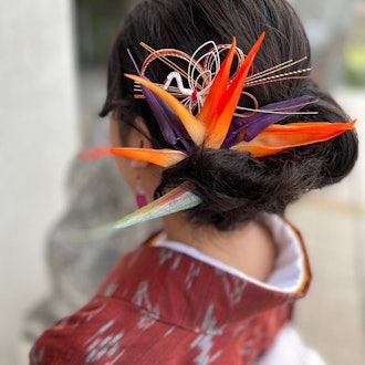 [画像2]南風原町（はえばる）の伝統工芸品の琉球絣の着物。新年会に参加したので、髪飾りはいつもより華やかに水引きをアクセントにセットしています☆