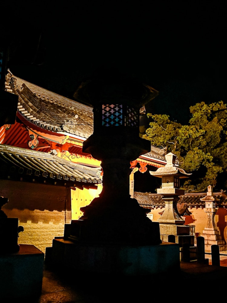 [相片1]这是兵库县西宫神社的夜景。西宫的Ebesan。 从前在这个地方。 我祈求你将来能继续坐在这个地方。白天的风景很美妙，但我也喜欢夜景。 我想更好地表达被照亮的朱红色和阴影之间的对比。