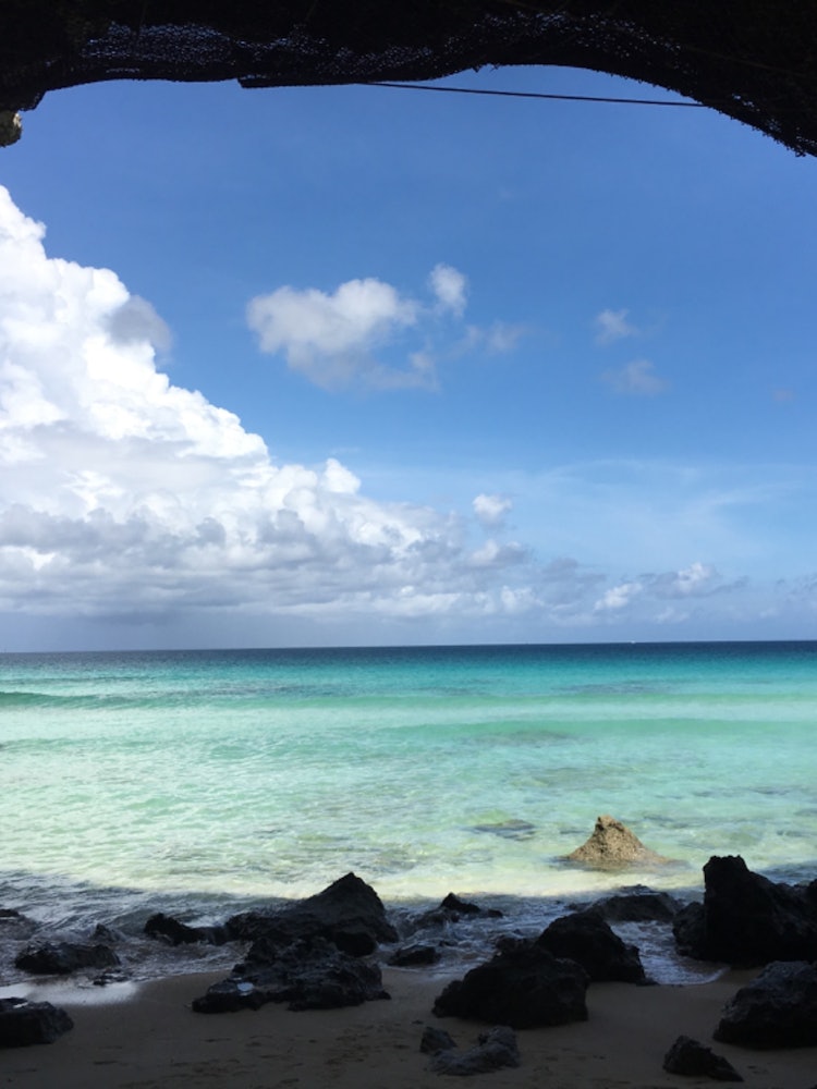 [画像1]沖縄宮古島で撮影しました。 砂山ビーチといって、大きな岩のトンネルが有名なビーチです。 コロナが収束したら是非また訪れたい場所のうちのひとつです❤️