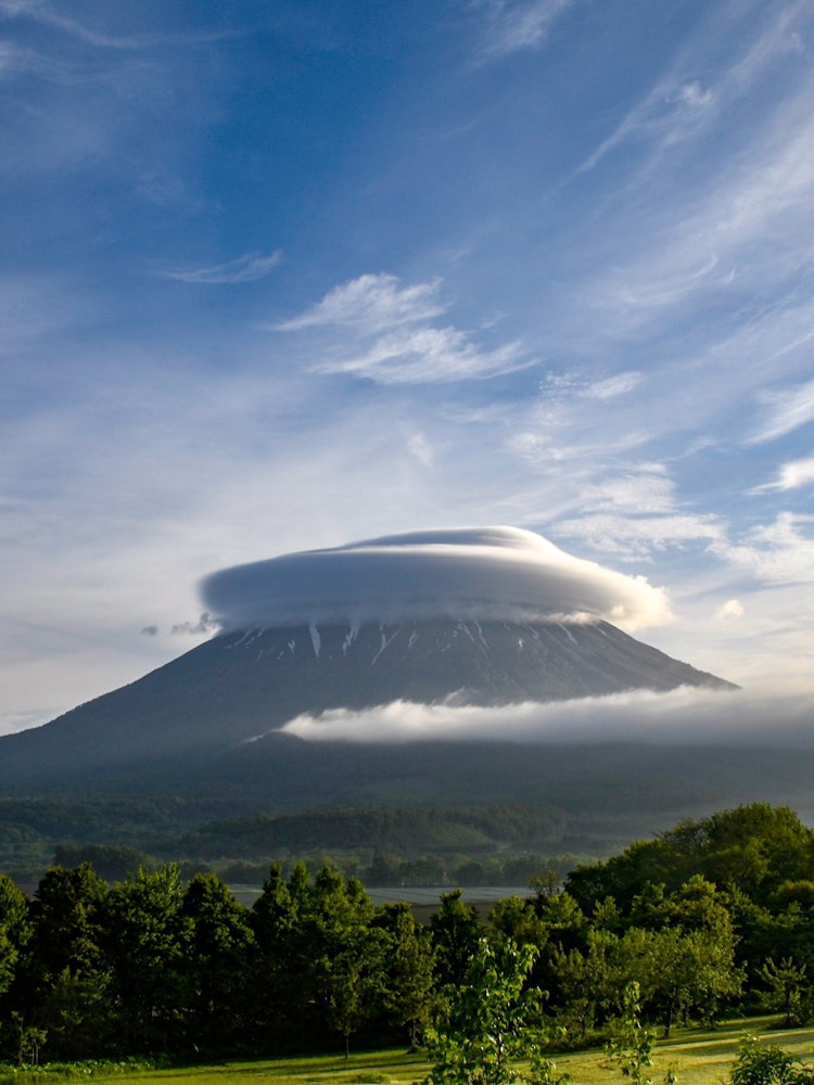 [이미지1]그것은 요 테이 산 모자 구름에서 일어난다이날 Makkari Village에서 Yotei 산을 보았을 때 운 좋게도 모자 구름이 있었고 조용히 흘렀습니다.