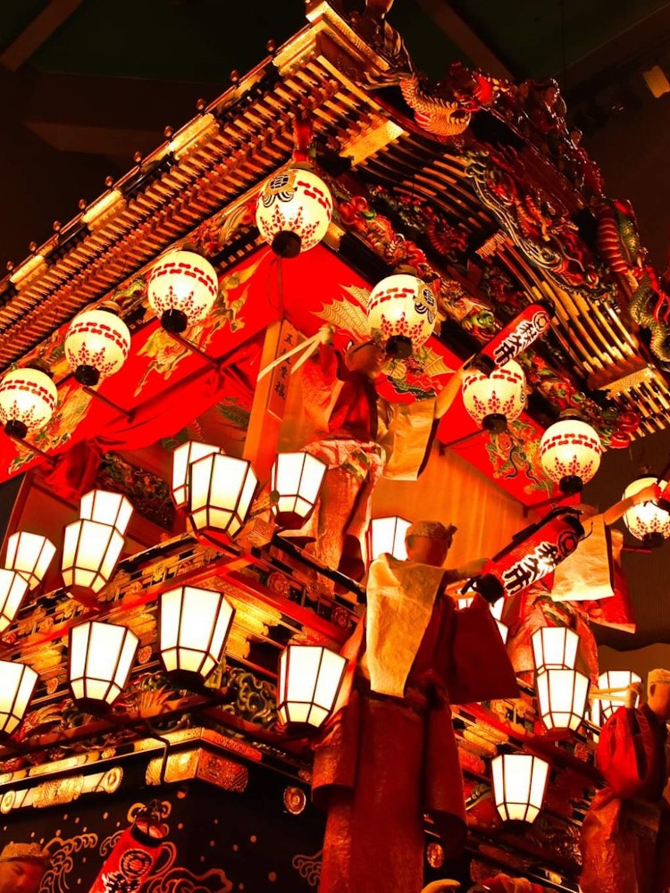 [画像1]秩父の300年前の日本のお祭りで使われたこの花鉾(花の日傘)は、実際には見事に見えます。この秩父夜祭は「秩父よまつり」とも呼ばれています。私はそれを見て本当にとても興奮しました。