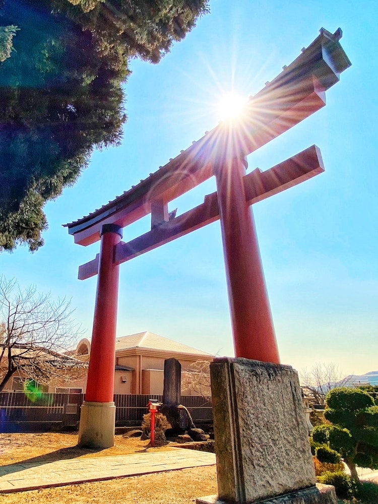 [Image1]This photo was taken when I went to Kawaguchi Sengen Shrine in March this year.The sun and torii gat