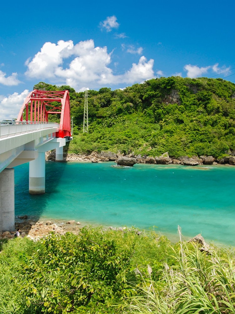 [相片1]池井桥 /这是一座红色的桥梁，通过冲绳本岛中部的水下道路连接宫城岛和伊计岛。翠绿色的大海非常美丽。 从桥上看，它更透明，非常漂亮！ 冲绳的雨季从6月中旬到7月上旬结束，此时大海的颜色最为鲜艳。 建议在