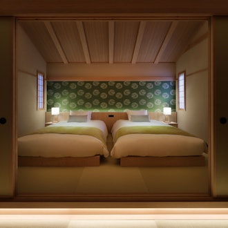 [相片2]千叶鸭川温泉里安。 它于 2022 年 8 月 8 日开业。以旧日本旅馆的形象建造的日式建筑。 温和的木材温暖，芬芳。 大海在你面前展开。 房间和大堂前的水盆在夜晚反射着月亮，随风荡漾，使夜晚的露天浴