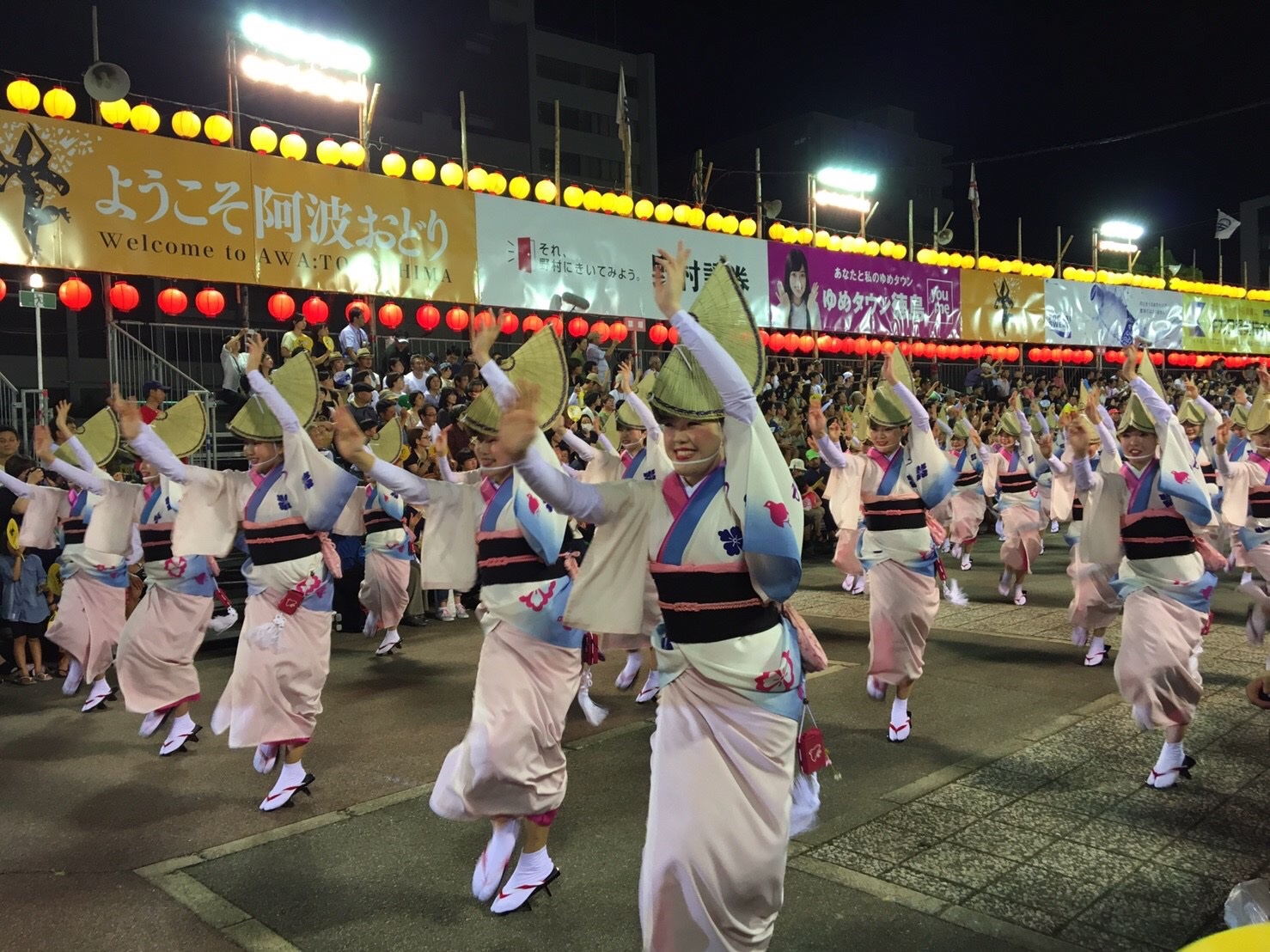 400年の歴史を誇る徳島県の「阿波おどり」の魅力とは？迫力ある男踊り