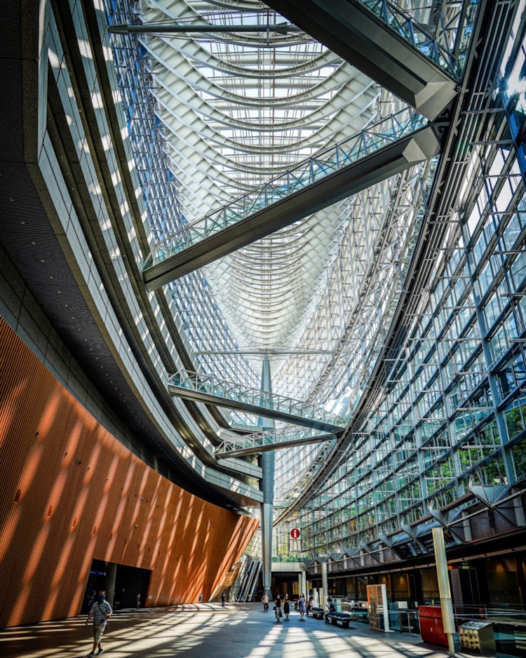 [相片1]攝於東京國際論壇。陽光在建築物內部產生的陰影是我的最愛之一。攝影器材索尼α7III燈房編輯軟體