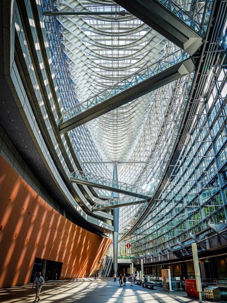 [相片1]摄于东京国际论坛。阳光在建筑物内部产生的阴影是我的最爱之一。摄影器材索尼α7III灯房编辑软件