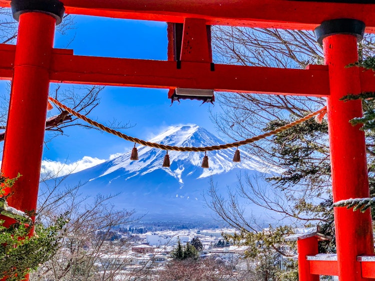 [相片1]从新仓山浅间公园鸟居门下拍摄的富士山照片。