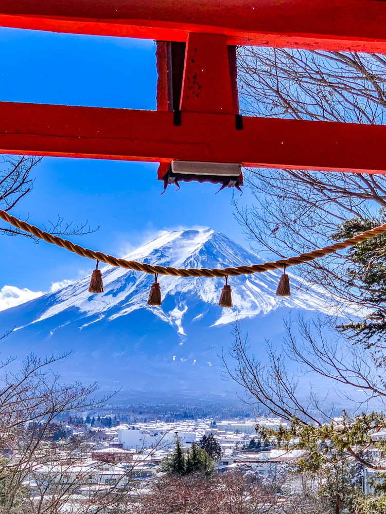 [相片1]從新倉山淺間公園鳥居門下拍攝的富士山照片。