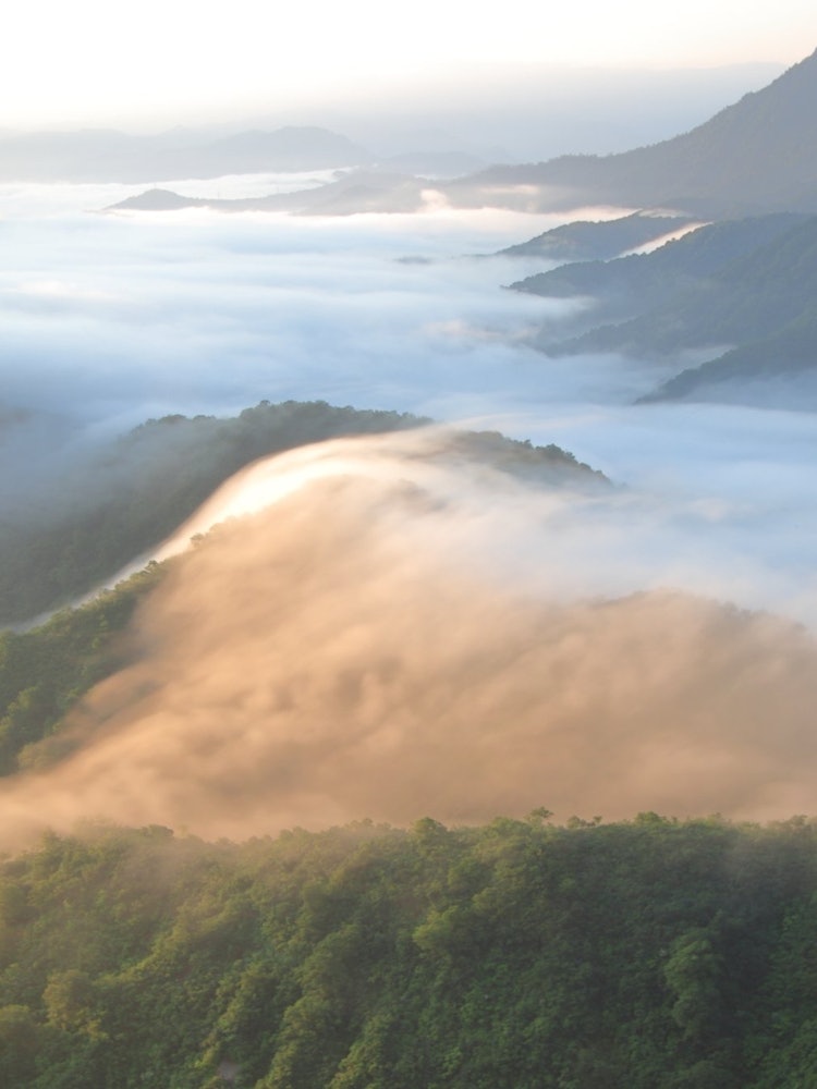 [相片1]奥兰治瀑布...它是新泻县鱼沼市的云瀑布诗织峠。在清晨的阳光下染上了淡淡的橙色...这简直太壮观了！我太神圣了...2023.06.25.