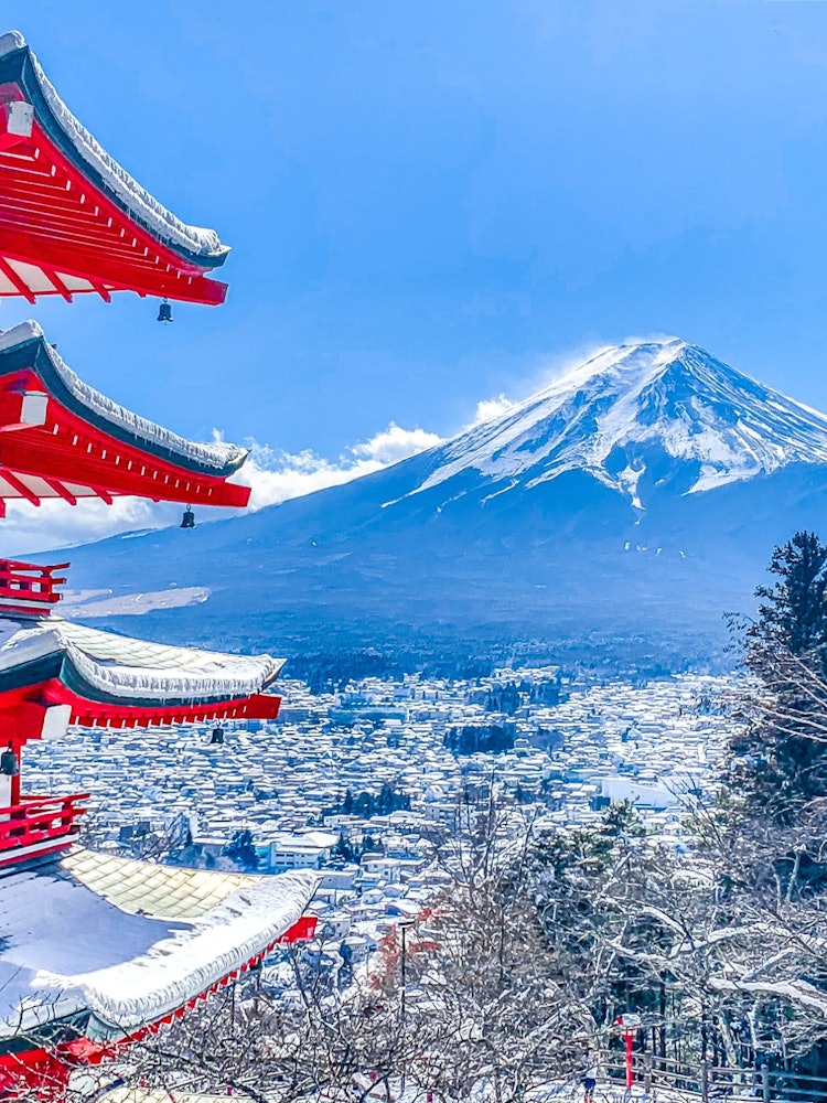 [画像1]新倉山浅間公園の忠霊塔と富士山