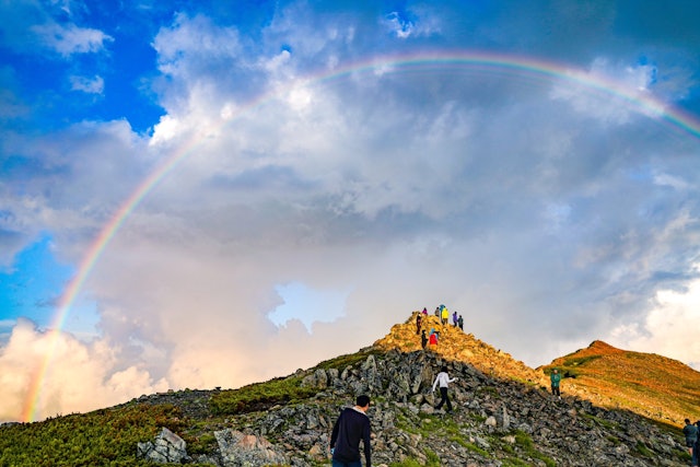 [画像1]雨上がり、表銀座縦走中の大天井岳テント場に見た事もない大きな虹🌈がかかりました！ 長時間登山や雨の疲れも吹き飛んでしまいました！ ここにいたみんなが『わーぁー！』って笑顔になってた。 それくらい絶景で