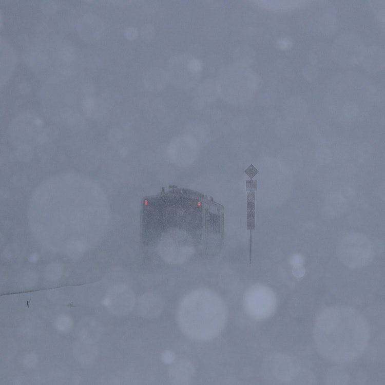 [相片1]消失在雪地里...在倾盆大雪中，只见线前往会津。照片拍摄于 2023/01/21。* 照片是合成的。 它不会向火车发光。#只见线 #只见线沿线的风景 #我想与喜欢只见线的人联系 #在雪中 #木叶E12