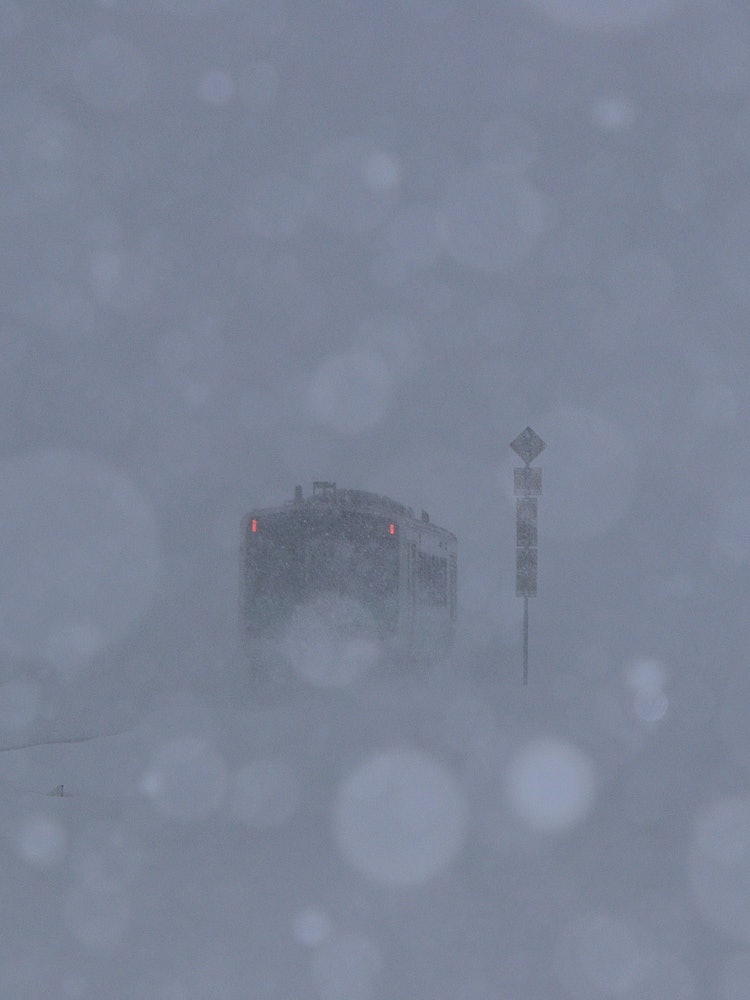 [Image1]Disappearing into the snow...In the pouring snow, the Tadami Line heads to Aizu.Photo taken on 2023/