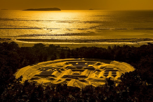 [Image1]The Zenigata sand painting located in Ariake Beach in Kannonji City, Kagawa Prefecture is a huge san