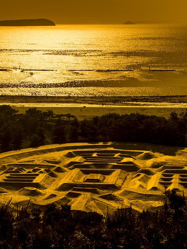 [相片1]香川縣觀音寺市有附濱的Zenigata沙畫是一幅巨大的沙畫，模仿了江戶時代製作的Kanei Tsuho。實物呈橢圓形，東西長122米，南北長90米，從琴鳥羽公園山頂的觀景台看，它看起來像一個完美的圓圈