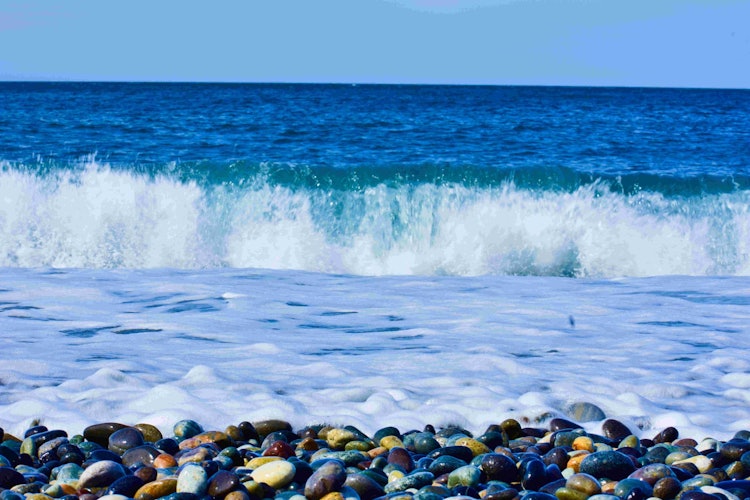 [相片1]糸鱼川（新泻县）的翡翠海滩是日本隐藏的宝石。海滩看起来不错，是沐浴的地方，也是自然寻宝的理想目的地。如果幸运的话，您可能会在这个海滩上找到翡翠。如果可能的话，尽量待到日落;您可能会看到令人惊叹的日落美