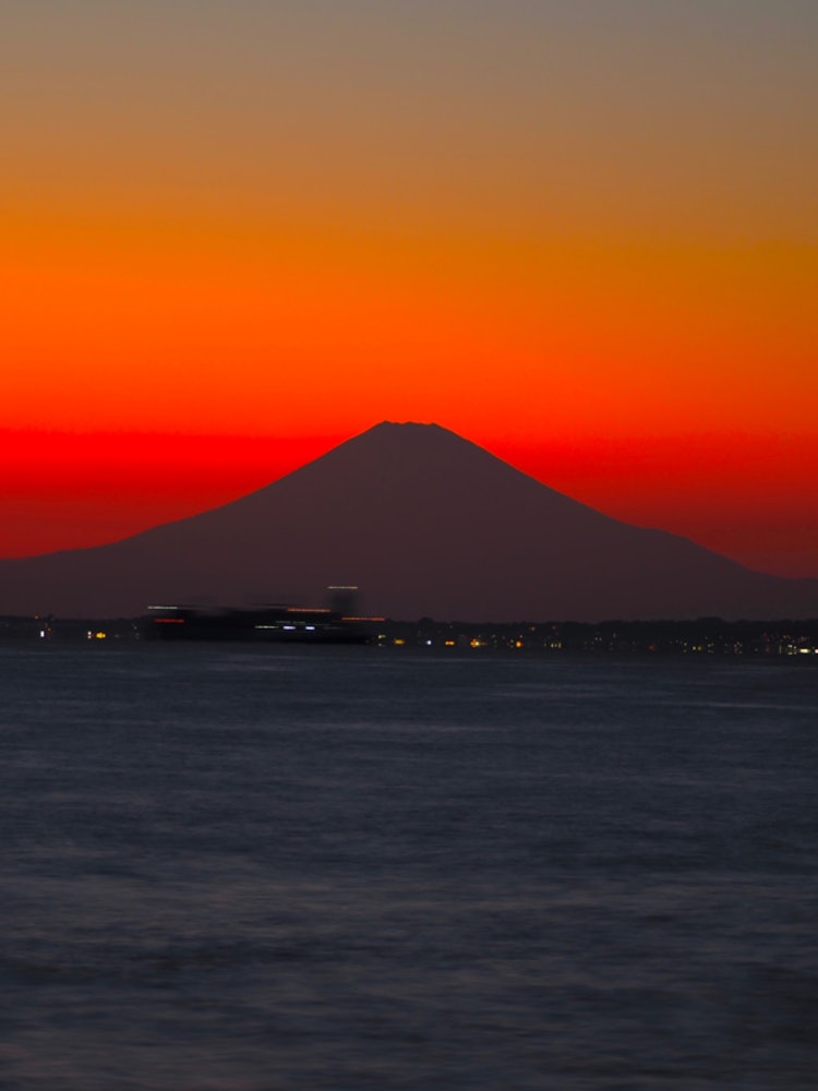 [Image1]When the sun goes down and the sky turns redMt. Fuji is clearly silhouetted at the end of the Miura 