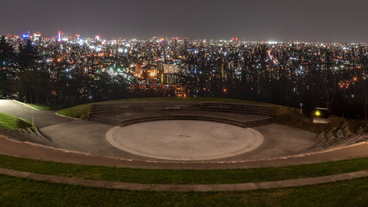 [相片1]札幌的夜景彷彿珠寶盒被顛倒了拍攝地點是北海道札幌中央區的「旭山紀念公園”這個地方是一個自然豐富的公園，白天擠滿了很多人，但到了晚上，它變成了一個知情者都知道的夜景景點。您將被在您面前展開的夜景所吸引。