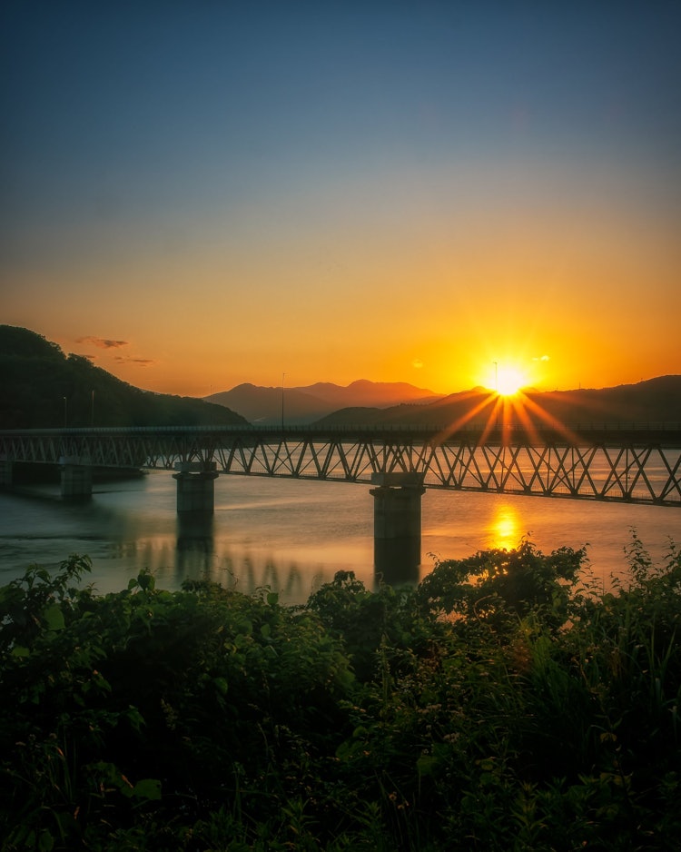 [相片1]它是在宮城縣柴田郡川崎町建造的鐮福座大壩（鐮富湖）。這張照片是從鐮羽大橋一側拍攝的日落景色。在陽光明媚的日子裡，日落和夕陽色的水面非常美麗，使其成為您想要一次又一次訪問的地方。
