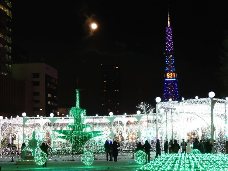 [画像1]今夜から札幌でホワイトイルミネーションが始まります（大通公園はクリスマスまで）寒いけどその分、空気が澄んで輝きが増します。雪が積もると更に華やかになるので機会があれば是非。 （写真は昨年の物です）
