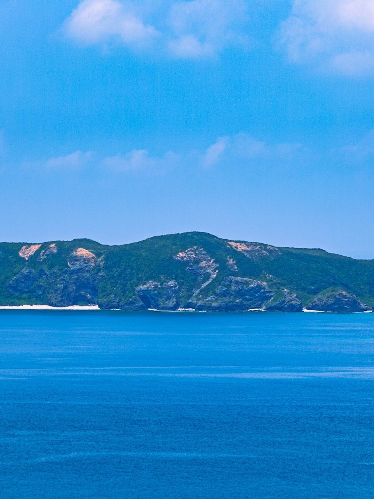 [画像1]青い海に青い空。 これぞ沖縄！青の世界に引き込まれ心躍る初の島旅。