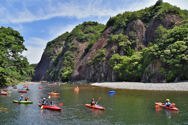 [이미지1]와카야마 현의 맑은 물 흐르는 시냇물을 카누를 타고 강을 따라 내려가 많은 사람들이 신록의 계절을 즐기고 있었습니다.