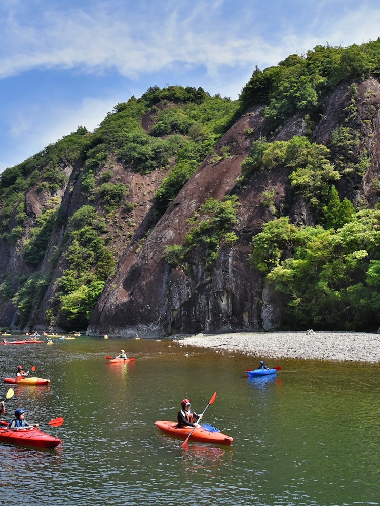 [画像1]和歌山県の清流古座川をカヌーでの川下り、大勢の人たちが新緑の季節を楽しんでいました。