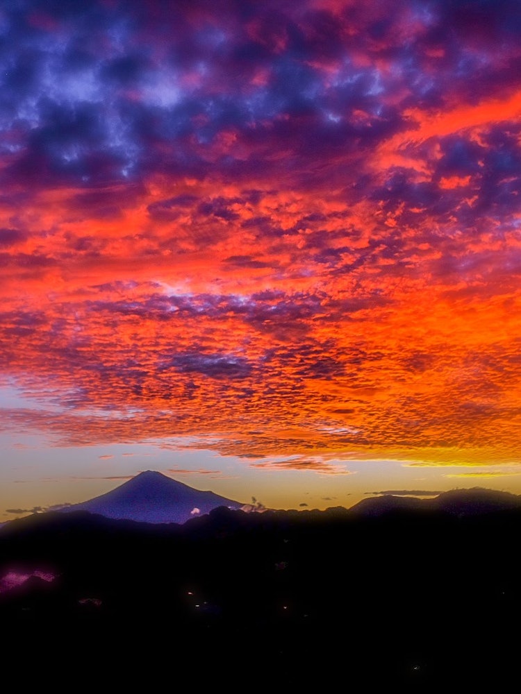 [画像1]台風一過の朝 爆焼け空と富士山です