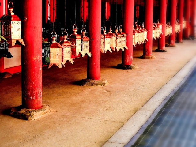 [画像1]春日大社の壁柱の色はとても明るく明るいです。 レンズの下で非常に明るい宮殿のランプの全列。東大寺からそう遠くなく、真ん中にはかわいいトナカイと一緒に写真を撮ることができる奈良公園があります。春日大社は