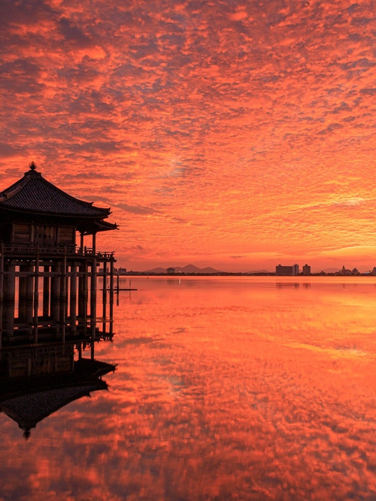 [相片1]这是滋贺县大津市片田的浮见堂的日出。这是当地滋贺县引以为豪的美丽风景名胜。难得天空和湖面变成这么红！我很感激这次偶然的相遇。