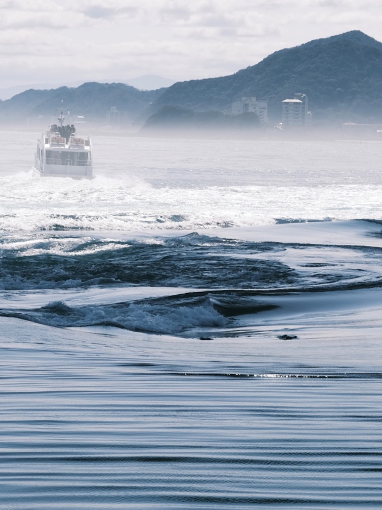 [画像1]淡路島のうずしおクルーズ見に行った日は大渦の時で、とても迫力がありました。この写真は別のクルーズ船がうずしおを背に帰って行くところを撮ったものです。