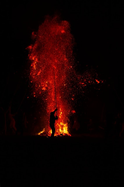 [画像1]兵庫県香住の伝統の祭り「万燈の火祭り」地元の小さな祭りですが、古くからだいだい受け継がれる祭りと迫力には圧巻でした。