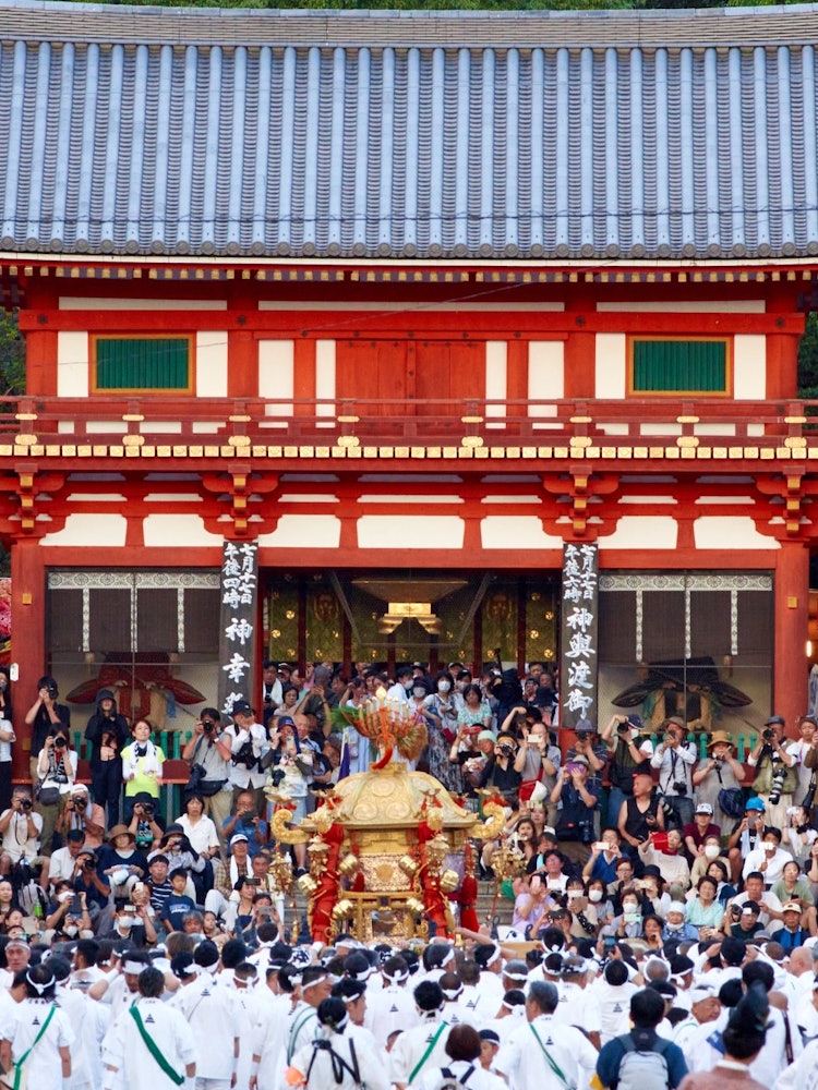 [Image1]The mikoshi ceremony is held on the evening of the yamaboko procession day of the Gion Festival.Thre