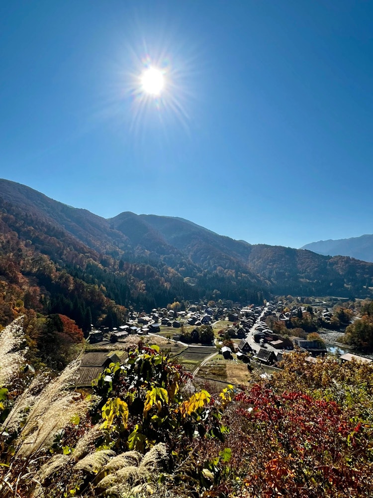 [画像1]世界文化遺産に登録されている岐阜県白川村の白川郷。展望台からみた合掌造りと紅葉の景色。 2022/11/9撮影の写真です。こちらはどのシーズンも楽しみがありますが、紅葉のシーズンもとても最高でした。合