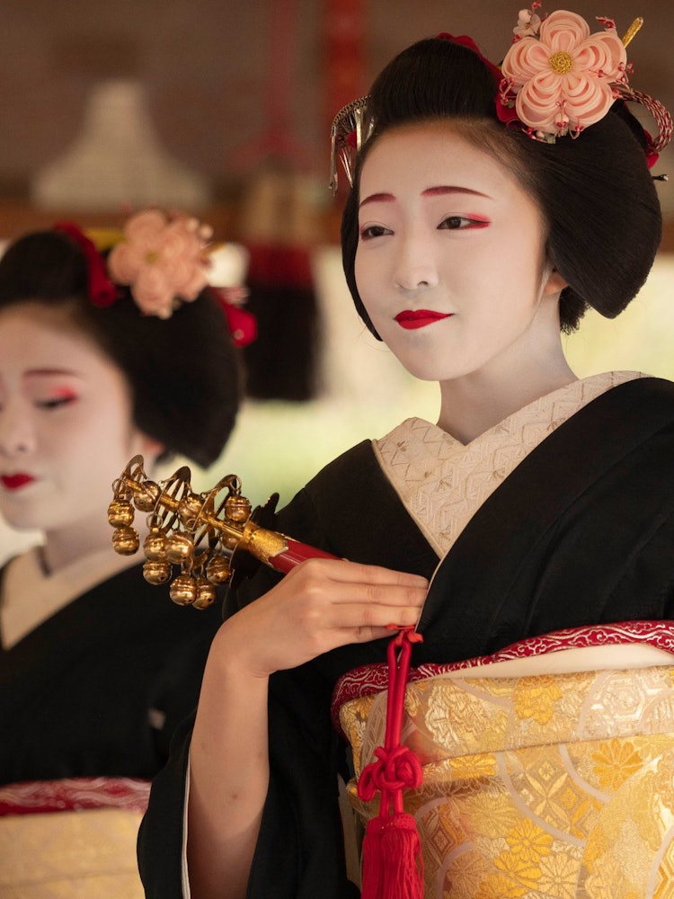 [画像1]＜八坂神社 節分祭＞コロナでいろいろな催事が中止になっています。 こちらは３年前の節分祭。 豆まきが終われば、京都の春ももうすぐ。舞妓さんたちのかんざしの形にも注目してください。