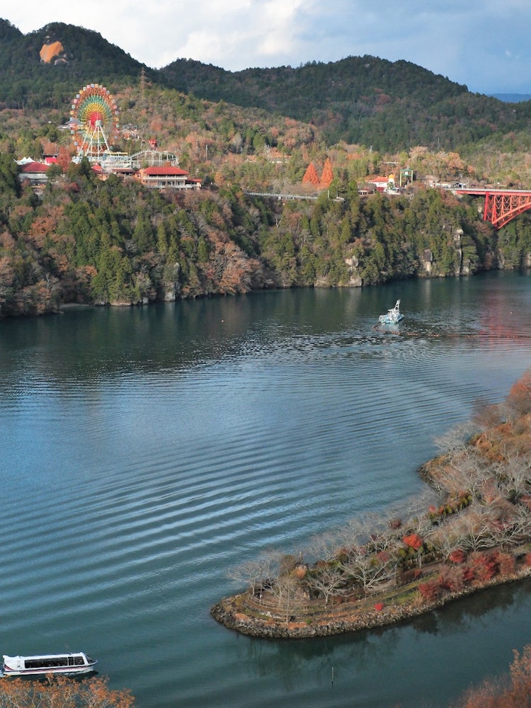 [画像1]岐阜県恵那峡。 木曽川を大井ダムによりせき止めてできた人造湖は、遊覧船で観光することができ奇岩の絶景もあり楽しめる。 ホテルから見たこの景色は忘れられない思い出となった。 次回はぜひ紅葉の時期に来てみ