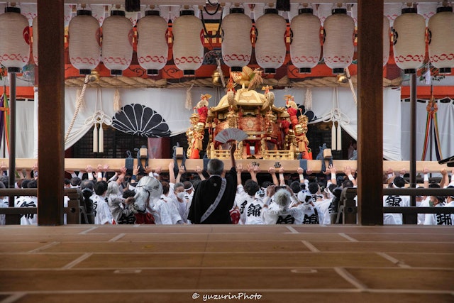 [Image1]＜祇園祭 西御座＞八坂神社の御祭神が３つの神輿に移され、本殿にご挨拶をしているシーンです。撮影は汗だくになりました。