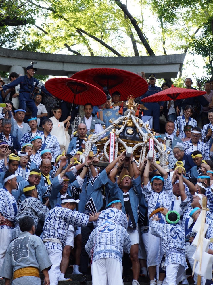 [Image1]A stone step festival held every other year at Atago Shrine in Tokyo.The scene of carrying a mikoshi