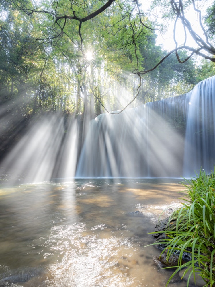 [相片1]熊本锅泷瀑布幕布光线被水花反射美丽的自然风光