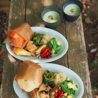 [画像2]ᑦᴬᶠᴱ 𐂐𖥣 . 𖠚˒˒ . . .毎年ここはかかさず‎𐩢𐩺本日のパンサンドとスープとデリのセットgivingtreehome 石垣島野底カフェ