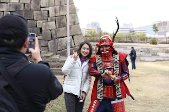 [画像1]大阪城の秀吉卿像 豊国神社は、繁栄期を迎えた大阪城とともに今も大阪を見守っています。秀吉の生誕記念日である2月6日に、侍好きの外国人と写真撮影をしました。