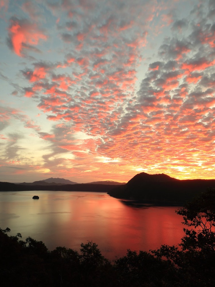 [Image1]The sunrise of Lake Mashu is relatively major as a tourist destination in Hokkaido. The clouds and t